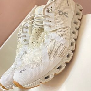 Womens On Cloud running shoes. White/sand